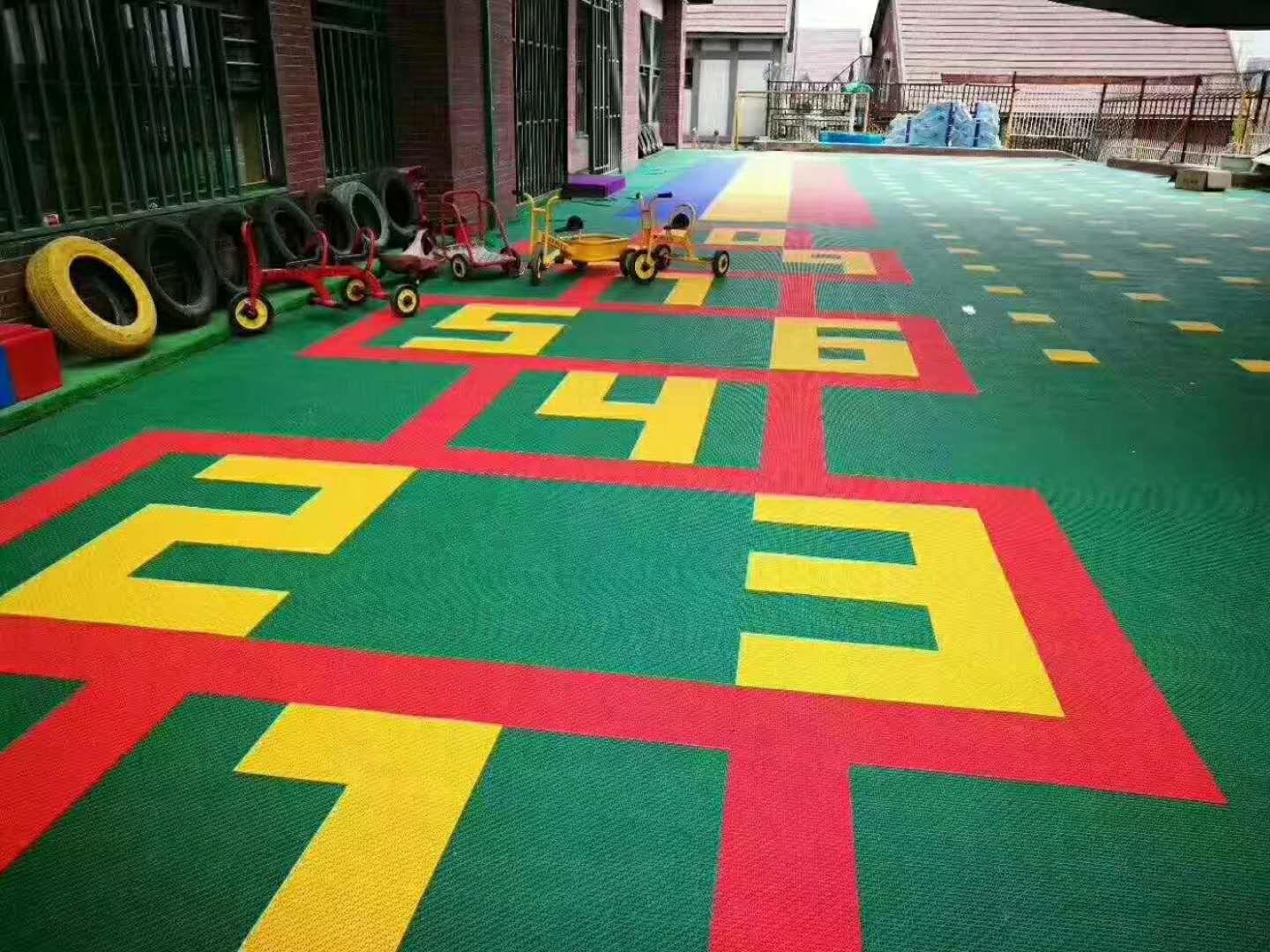 京華合木幼兒園裝修材料之懸浮式塑料拼接運(yùn)動(dòng)地板